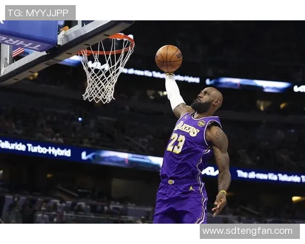 篮球巨星詹姆斯的辉煌生涯与精彩瞬间全景介绍